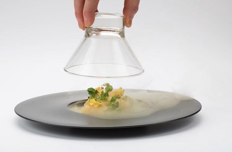 GONG-ORIENTAL ATTITUDE Il ristorante Gong di Giulia Liu in Corso Concordia 8 a Milano ha attivato a pranzo e cena il servizio di consegna a domicilio in tutta la città. Davvero ampia la scelta nel menu. Da provare i fantastici crudi di pesce tra cui l’Hamachi, una ricciola del Pacifico affumicata con salsa sumiso, wasabi, pepe rosa e insalata crescione. Imperdibile la Ceviche di spigola all’asiatica: spigola marinata con soia, kabosu, battuta di cipolla rossa allo yuzu e peperoncino jalapeno, che dona un gusto particolare. Per gli amanti della tartare ecco quella exotic di gambero rosso di Mazara del Vallo con salsa al mango e shiso, un equilibrio tra dolcezza e sapidità. Non potevano mancare i mitici dim sum, deliziosi ravioli ripieni e cotti a vapore come il wagyu ripieno di manzo giapponese con crema di foie gras o il dim sum black cod, con merluzzo nero d’Alaska, zenzero, cipollotti e crema di bottarga. Per i palati più esigenti c’è il “Raviolo proibito” preparato con maiale char siu marinato in soia dolce e tartufo nero o il “Raviolo d’Oro - Omaggio a Milano”, fatto di pasta allo zafferano ripiena di ragù di ossobuco e crema di risotto alla milanese. Si può ordinare sul sito web gongmilano.it, oppure telefonando al numero 02/76023873. Vasta scelta anche di vini e bollicine.  