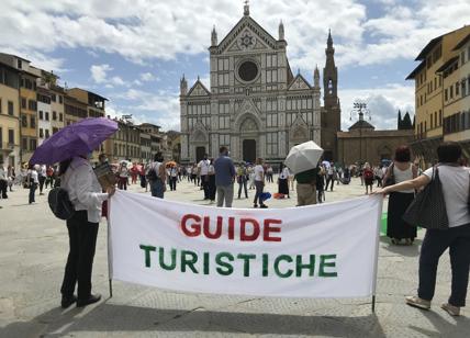 Firenze, flash mob delle guide turistiche: siamo in ginocchio, ascoltateci