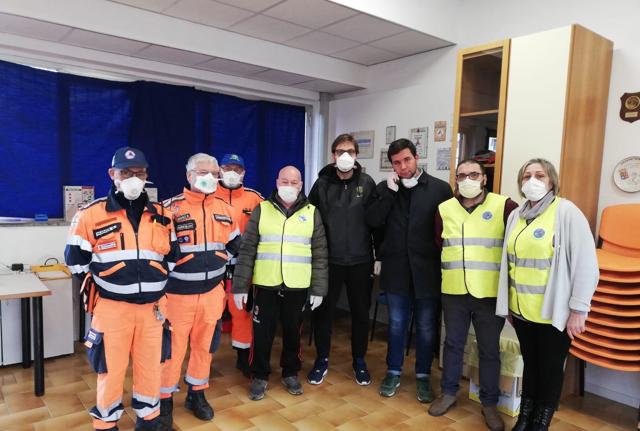 Guido Guidesi con il sindaco di Casalpusterlengo e i volontari della protezione civile Guido Guidesi con il sindaco di Casalpusterlengo e i volontari della protezione civile