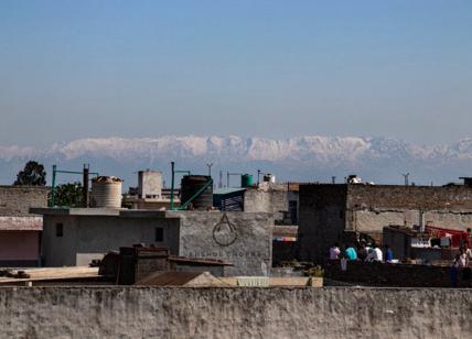 Coronavirus, lo smog cala e l’Himalaya torna visibile in India a quasi 200km