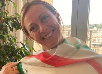 Giorgia Meloni indossa il foulard dedicato all'Italia di Maison Cilento 1780