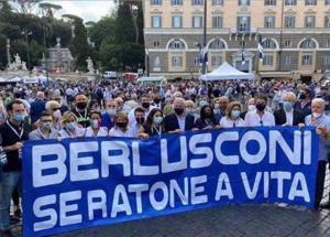 Silvio Berlusconi senatore a vita? No, "seratone a vita". Lo striscione