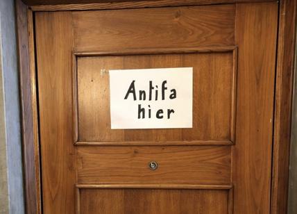 Scritta antisemita: Sala scrive su porta casa 'Antifa hier'