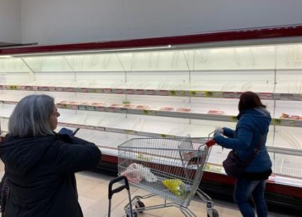 Coronavirus, psicosi a Milano: supermercati assaltati. FOTO