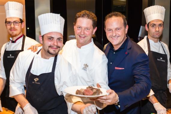 Da Vittorio, Brusaporto, Bergamo, chef fratelli Cerea - Attivi per aiutare gli operatori sanitari, i tristellati fratelli Cerea propongono un menu di Pasqua davvero eccellente a 100 € a persona: Cracker ai semi e sfoglia al parmigiano, Cocktail di gamberi con cuore di lattuga, Insalata di sgombro sott’olio con uova di quaglia e cipolle in agrodolce, Tagliolini fatti in casa gratinati con prosciutto e punte di asparagi, Capretto alla bergamasca al profumo di rosmarino con polenta, pancetta e patate, Uovo di Pasqua, piccola pasticceria, pralineria. Consegne in Lombardia con spese incluse entro 15 chilometri e per ordini di almeno 300 euro tel. 035 681024 mail info@davittorio.com.