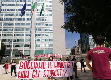 Milano, protesta in piazza degli studenti: "No alla bocciatura". Foto