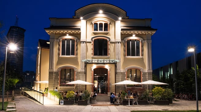 RATANA’, VIA DE CASTILLIA, 28 - Ratanà è un’Osteria Moderna, una delle prime in Italia, concepita per fare la differenza e contribuire allo sviluppo e alla promozione di una cultura gastronomica sostenibile. Propone una cucina milanese e lombarda rivisitata secondo la creatività di Cesare Battisti con la brava Federica Fabi, sommelier e della sua brigata. Un menù che interpreta da un lato la tradizione gastronomica regionale, dall’altro l’espressione più libera della cucina moderna. Il rispetto della materia prima e la minima contaminazione tra i diversi sapori sono il punto di partenza, l’arrivo, invece, è il profumo che ha il piatto. Una brigata di sala e di cucina formata da professionisti che hanno scelto il Ratanà come luogo per esprimere la propria voce con entusiasmo e libertà.