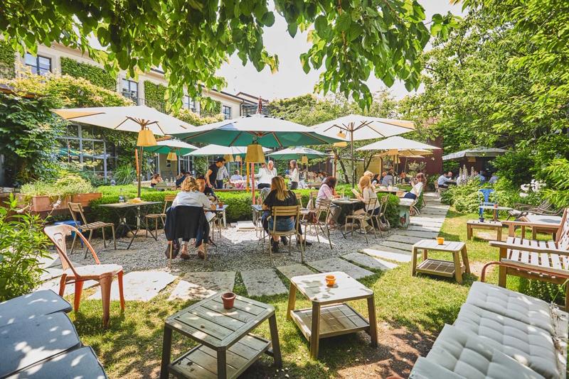 AL FRESCO, VIA SAVONA, 50 - Un angolo di pace in una città lontano dai ritmi frenetici, un'oasi verde dove dimenticarsi di essere a Milano per qualche attimo, un vero luogo di incontro con cucina. Per colazione, pranzo, cena, per una festa o un evento, questo delizioso locale è un posto magico dove la migliore cucina incontra il piacere dello stare insieme. Piatti nostrani, preparati con gusto puntando sulla freschezza e qualità delle materie prime. In piena zona Tortona, un capannone industriale dismesso viene trasformato in uno spazio green. “alfresco” di via Savona è il contenitore ideale per un ristorante atipico, non solo dedicato alle gioie del palato ma soprattutto allo stare bene, un rifugio urbano dove soffermarsi anche oltre o prima del pasto, dove incontrarsi e fare due chiacchiere tra piante fiori, erbe aromatiche con un buon bicchiere o una torta fatta in casa.
