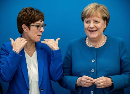 Il virus fa restare in sella Merkel, rinviato il congresso per la successione
