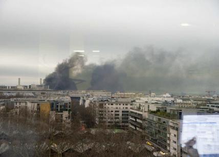 Parigi, incendio a Gare de Lyon: scontri alla stazione della metro. VIDEO