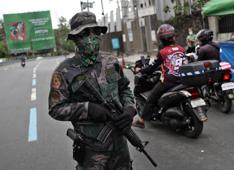 Un soldato per le strade di Manila nelle Filippine