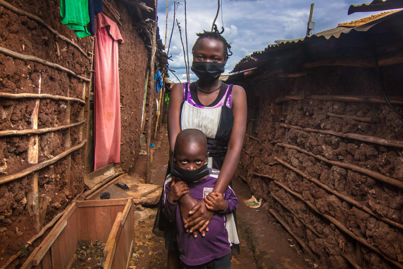 Madre e figlio nello slum in cui abitano a Nairobi Madre e figlio nello slum in cui abitano a Nairobi