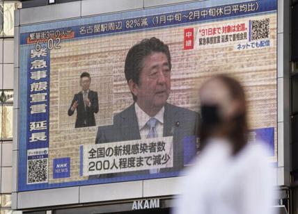 Giappone, la popolarità del Governo Abe crolla a 27% dopo lo scandalo