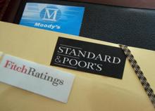 Mps non fa bene a Mediobanca: dopo Moody’s anche Fitch taglia il rating. Piazzetta Cuccia non ci sta: "Ingiustificato"