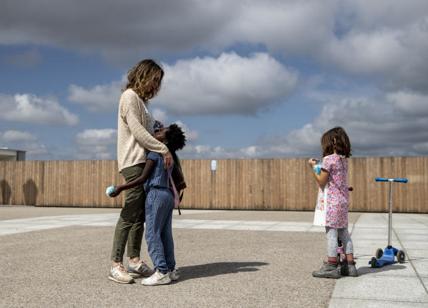 Spacca un labbro alla moglie con un pugno, la difendono i figli di 4 e 7 anni