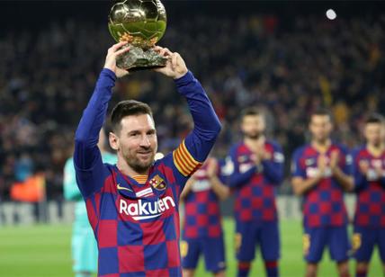 Messi resta al Barcellona: 'Mai avrei fatto causa al club della mia vita'
