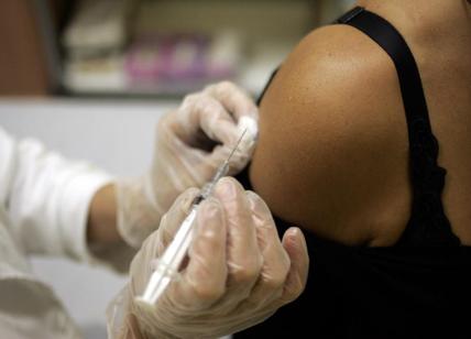 "Ho il braccio indolenzito". Vaccinata la prima italiana in Gb; un'infermiera