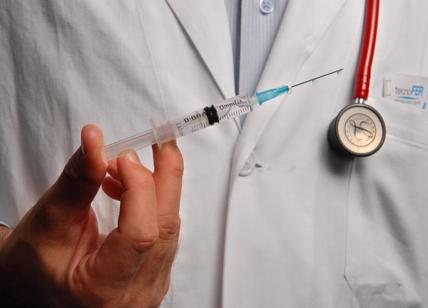 Infermiere vaccina abusivamente moglie: fiala sottratta al personale sanitario