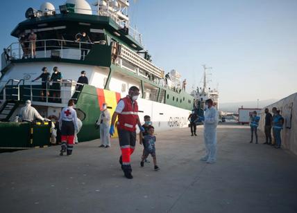 Migranti: nave quarantena a Lampedusa, hotspot al collasso