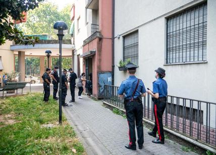 Evade dai domiciliari e trova i carabinieri sul portone di casa: riarrestata