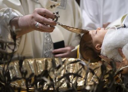 Papa Francesco ammonisce: ‘Stop ai battesimi creativi, non sono validi’