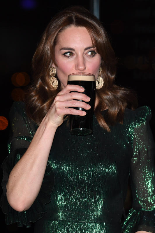 Kate Middleton con la birra in mano Kate Middleton con la birra in mano