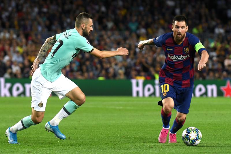 Lionel Messi e Marcelo Brozovic (Lapresse) Lionel Messi e Marcelo Brozovic (Lapresse)