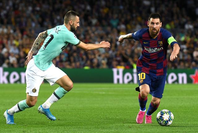 Lionel Messi e Marcelo Brozovic (Lapresse) Lionel Messi e Marcelo Brozovic (Lapresse)