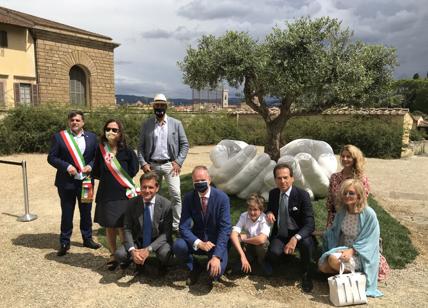 La scultura “Give” dell'artista Lorenzo Quinn donata a Pietrasanta