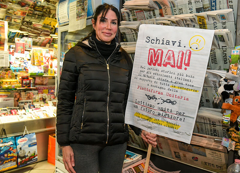 Milano : l'edicola di piazzale Lagosta (fonte Lapresse) Milano : l'edicola di piazzale Lagosta (fonte Lapresse)