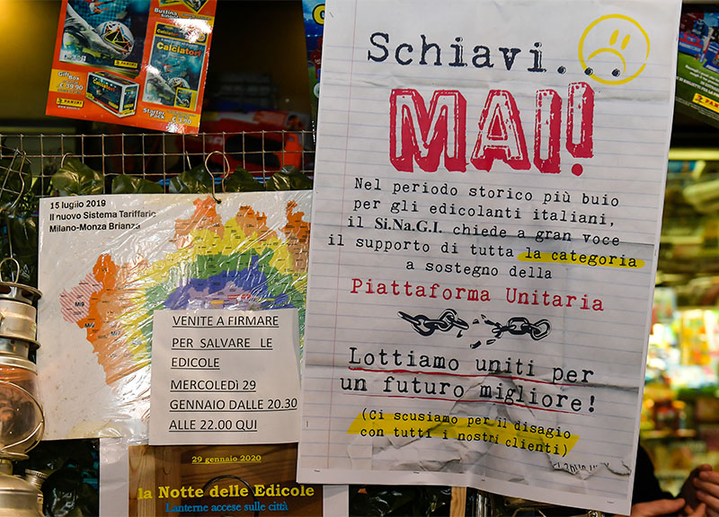 Milano : l'edicola di piazzale Lagosta (fonte Lapresse) Milano : l'edicola di piazzale Lagosta (fonte Lapresse)