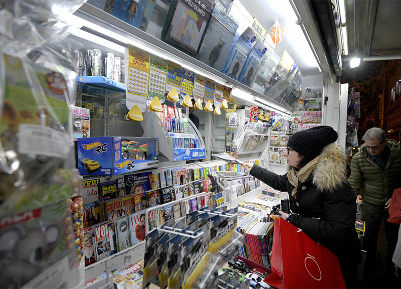 Napoli: l'edicola di Via Scarlatti (fonte Lapresse) Napoli: l'edicola di Via Scarlatti (fonte Lapresse)