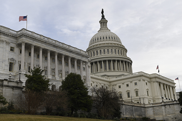 Usa, gli ultimi ‘trumpiani’ manifestano a Washington