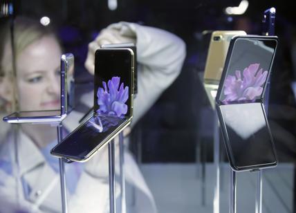 Smartphone: Samsung risponde ad Apple con il pieghevole Z Flip