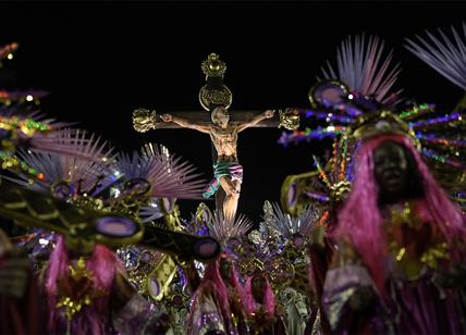 Brasile, il Carnevale a Rio de Janeiro a ritmo di samba