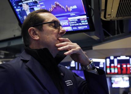 Wall Street sale in altalena. Nuova stretta in Lombardia, Borsa ko