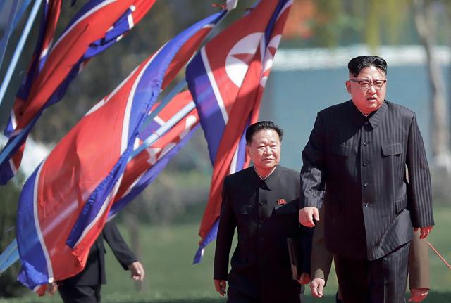 Kim con Choe Ryong Hae, uno dei suoi possibili eredi, nel 2017 Kim con Choe Ryong Hae, uno dei suoi possibili eredi, nel 2017