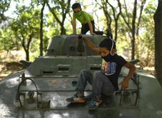 Bambini giocano su un carrarmato a Caracas, Venezuela