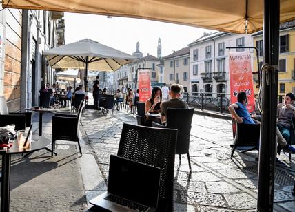 Milano cambia ritmo tra aree pedonali, velocità ridotta e tavolini all'aperto