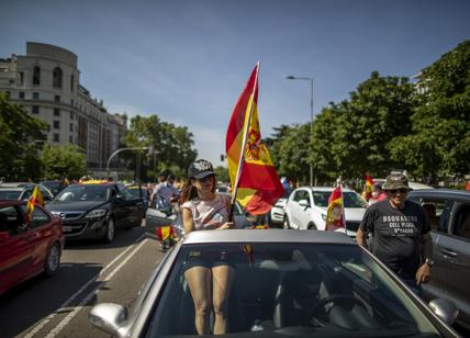 Vox in Spagna protesta contro Sanchez con un corteo di auto