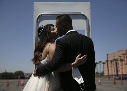 Coronavirus, cabine per matrimoni nel parcheggio dell'Honda Center a Anaheim in California