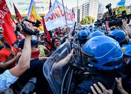 CARC davanti a Palazzo Lombardia. Protesta per commissariamento