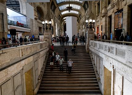 Pusher si scaglia contro i poliziotti in Centrale e gli spacca una costola