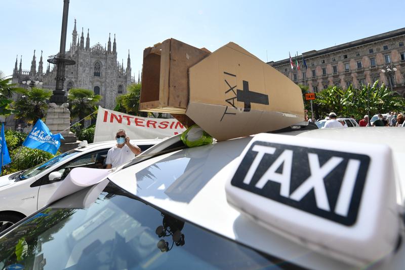 La protesta dei tassisti a Milano La protesta dei tassisti a Milano