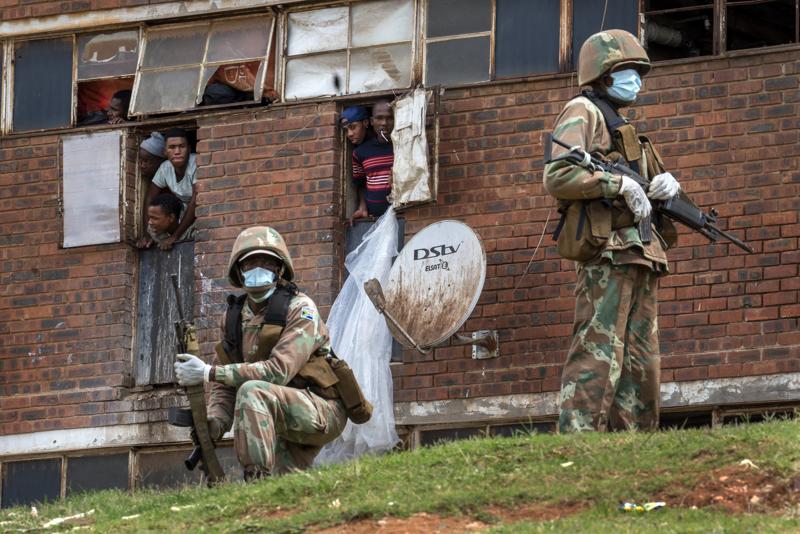 Soldati pattugliano un quartiere di Johannesburg durante il lockdown in Sudafrica