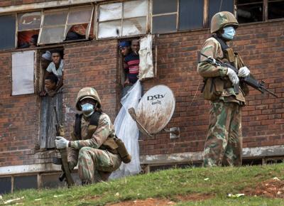 Soldati pattugliano un quartiere di Johannesburg durante il lockdown in Sudafrica