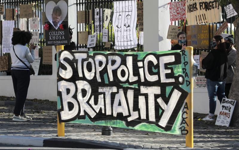 Dimostranti manifestano davanti al parlamento di Città del Capo per gli omicidi di George Floyd e Collins Khosa Sudafrica