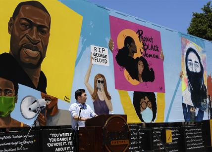 Hollywood, enorme murale Black Lives Matter in onore delle vittime della polizia