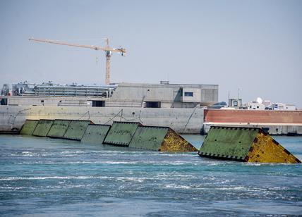 Mose, paratoie alzate: Laguna di Venezia isolata dal mare per la prima volta