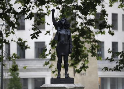 Razzismo, la statua di Colston è stata sostituita da una scultura di Quinn